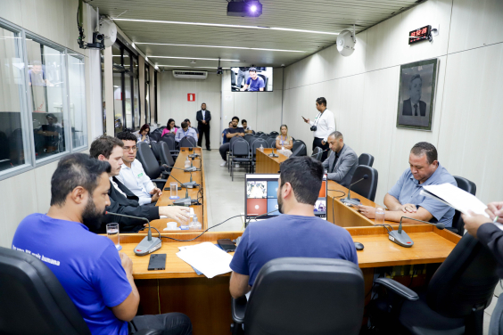 parlamentares presentes em reunião de comissão