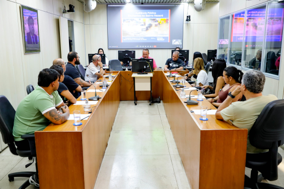 parlamentares e presentes em audiência pública na câmara de bh