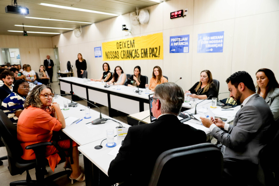 parlamentares e participantes presentes em audiência pública na câmara municipal de bh
