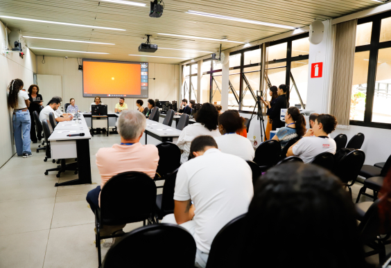 parlamentares e presentes em audiência pública na câmara de bh