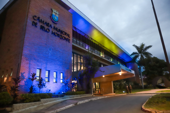 Fachada da CMBH iluminada de azul e amarelo