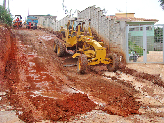 Trator em via de terra
