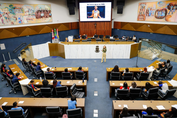 Plenário Amintas de Barros com palestrante e membros do Parlamento Jovem