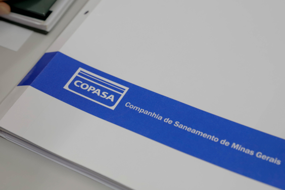pasta de documentos estampada com a logo da copasa