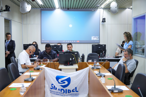 Vereadores no Plenário Camil Caram