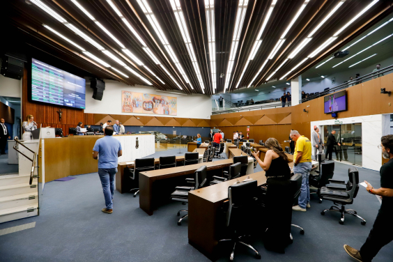 Vereadores durante reunião do plenário