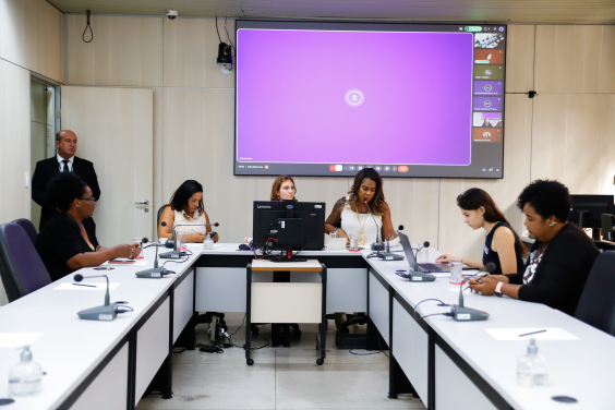 Vereadoras e convidadas no Plenário Helvécio Arantes