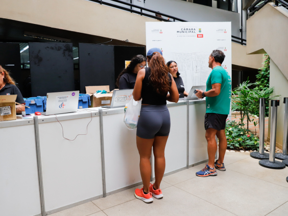 Atletas retiram seus kits