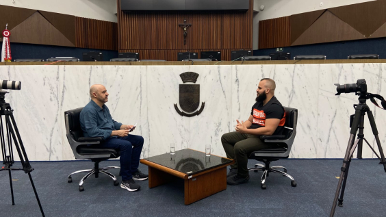 O jornalista Alessandro Duarte entrevista o vereador Rudson Paixão no Plenário Amintas de Barros