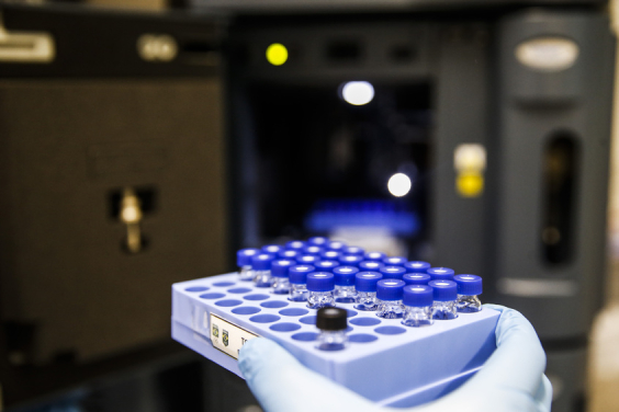 Cientista segura material de laboratório