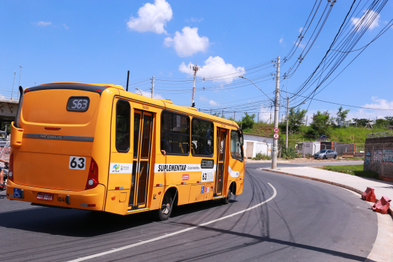 Micro-ônibus do sistema complementar, de cor amarela