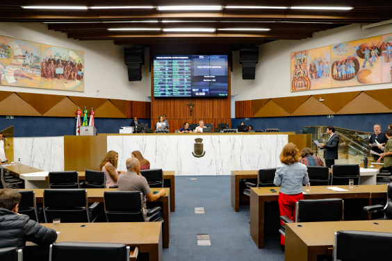 Vereadores reunidos no Plenário durante votação
