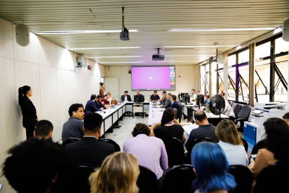 Vereadores e convidados durante audiência pública