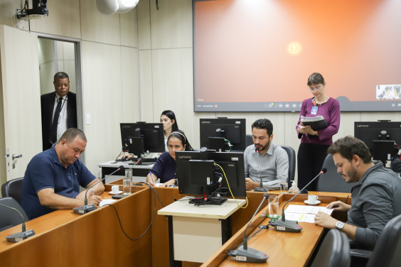 parlamentares presentes em reunião plenária da câmara de bh