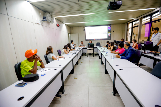 Vereadores e convidados no Plenário Helvécio Arantes