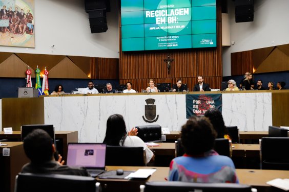 parlamentares presentes em reunião de comissão na câmara de bh