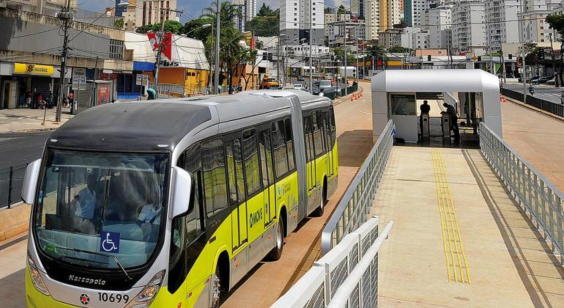 ônibus de transporte coletivo
