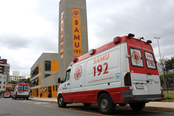 ambulância do samu trafegando em via da capital