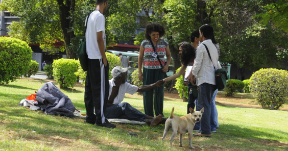 Equipe da prefeitura acolhe pessoa em situação de rua