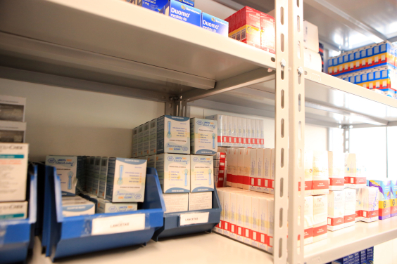 Medicamentos em prateleira em Centro de Saúde