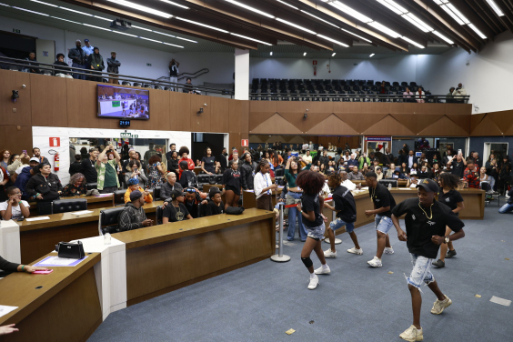jovens dançam funk em reunião na câmara municipal de bh