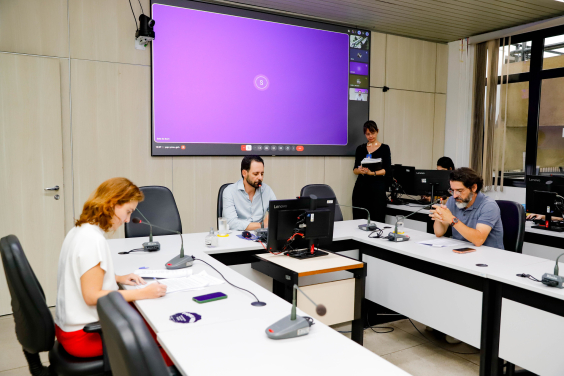 parlamentares presentes em reunião de comissão