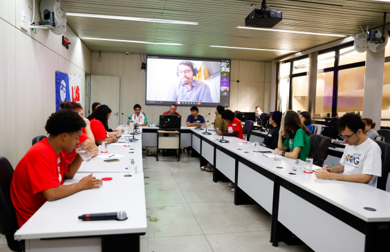parlamentares e participantes presentes em audiência pública na câmara municipal de bh