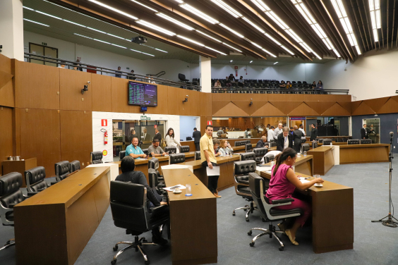 parlamentares presentes na reunião plenária da câmara de bh