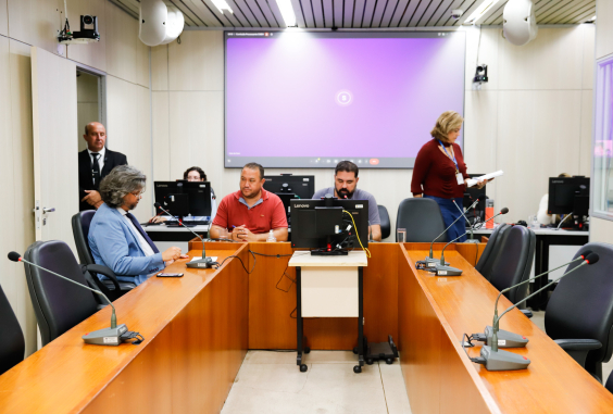 parlamentares e participantes presentes em reunião na câmara municipal de bh