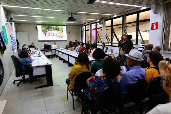 parlamentares e presentes em audiência pública na câmara de bh