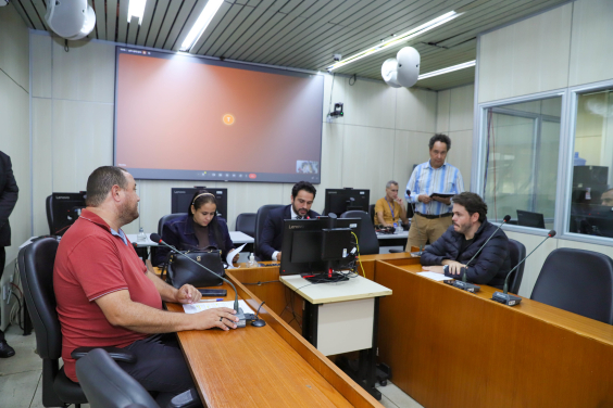 parlamentares presentes em reunião de comissão na câmara de bh