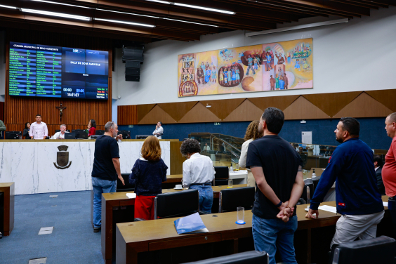 parlamentares presentes na reunião plenária da câmara de bh