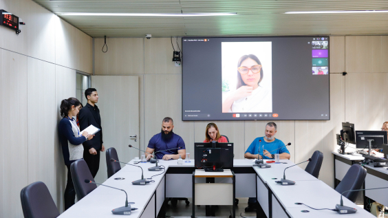 parlamentares presentes em reunião de comissão