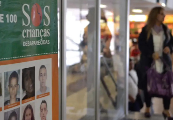 Cartaz com foto de crianças desaparecidas