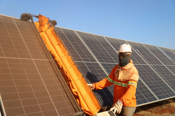 homem realiza instação de painel solar em teto