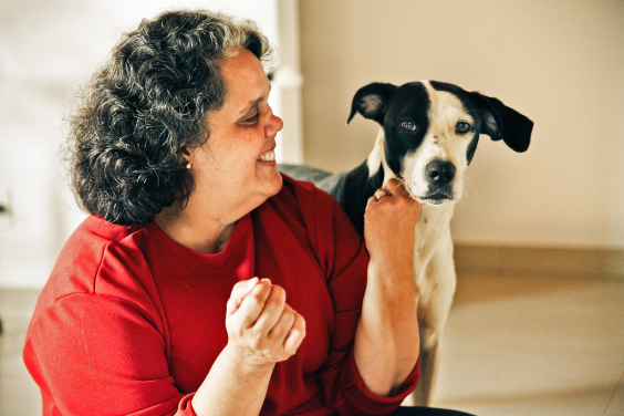 Mulher com cachorro branco e preto