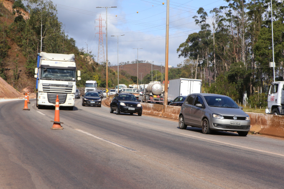 Carros trafegam no Anel Rodoviário