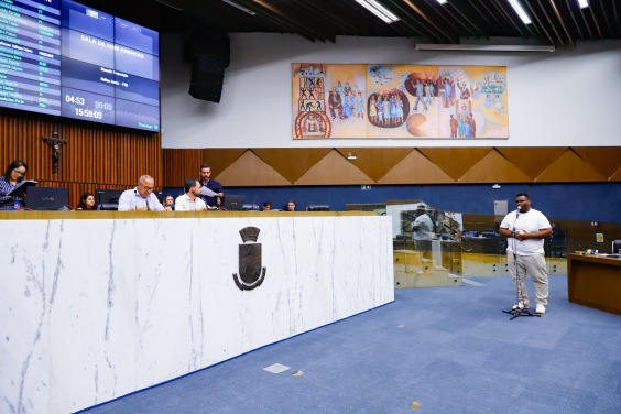 Vereador durante debate sobre projeto de lei em Plenário
