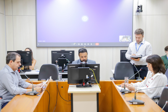 Vereadores da Comissão processante no Plenário Camil Caram