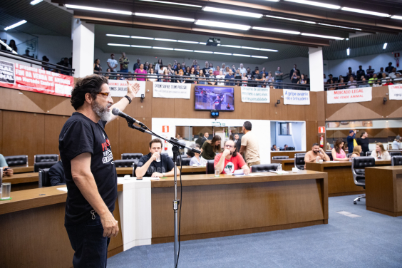 Vereador fala sobre projeto com população acompanhando nas galerias do Plenário da CMBH