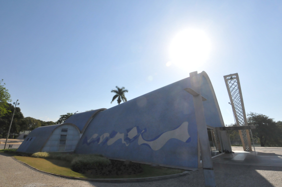 vista da igreja da pampulha iluminada pelo sol