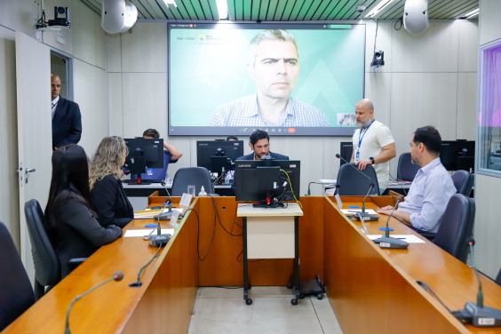 Vereadores e convidados no Plenário Camil Caram