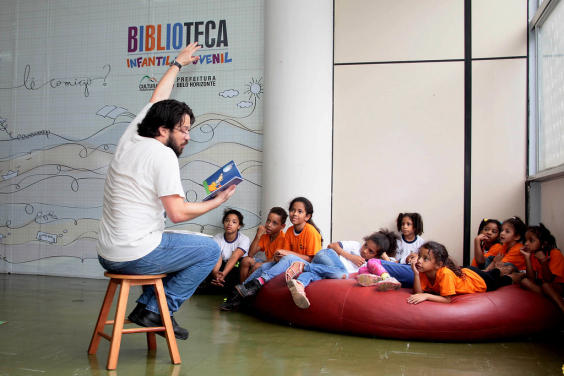 Alunos da educação infantil ouvem história lida por educador