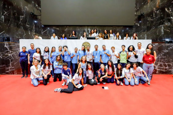 Estudantes em frente à ALMG
