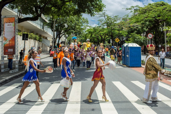 foliões no carnaval de bh