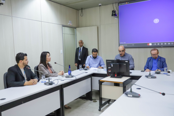 Vereadores e convidados no plenário
