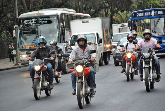 motos trafegando em via pública