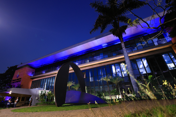 Fachada da CMBH iluminada de azul