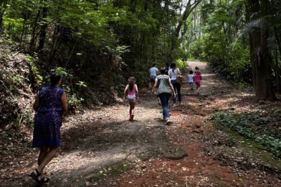 Crianças passeiam por trilha