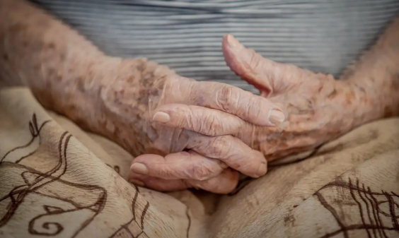 mãos de pessoa idosa